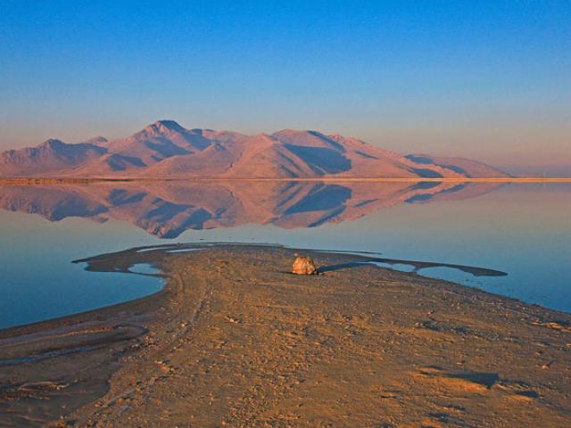 Vẻ đẹp kỳ diệu của hồ muối hai màu xanh - đỏ dị nhất thế giới