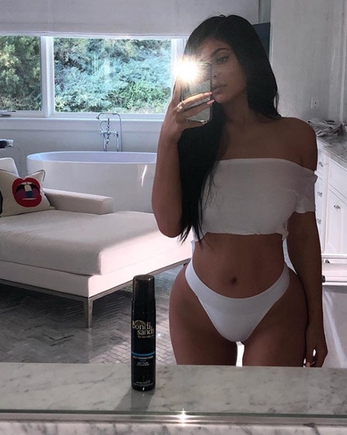 “Gái một con” Kylie Jenner ngày càng quyến rũ nhờ những item này - 11