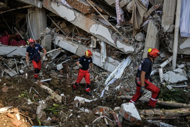 Sóng thần Indonesia: Phát hiện người sống sau 6 ngày dưới đống đổ nát - 1