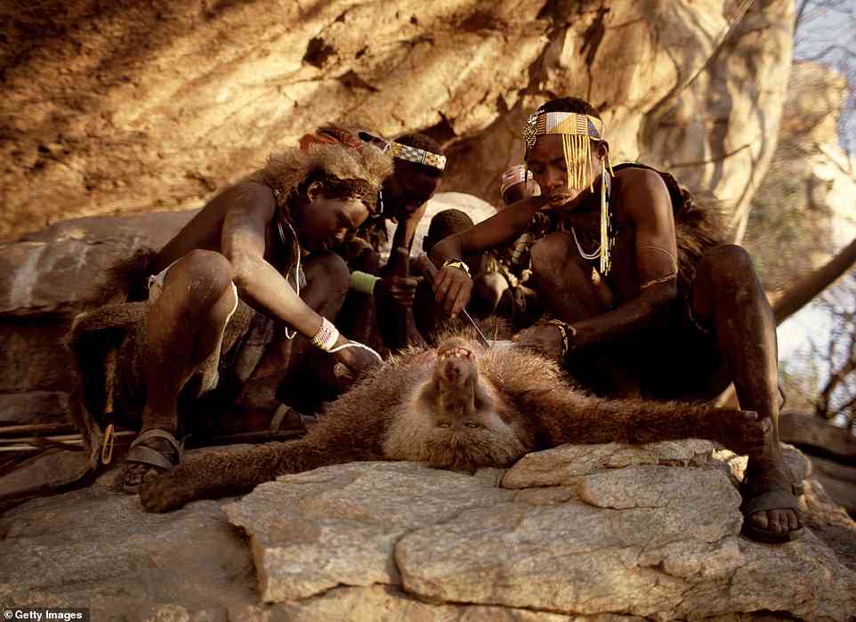 Bộ lạc nguyên thủy Tanzania sống như thời cổ đại ở thời hiện đại - 1