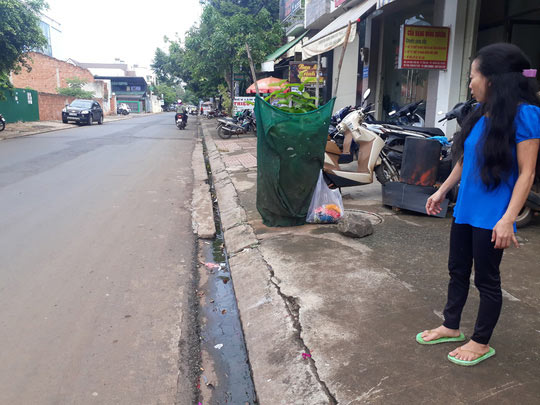Thai phụ trên đường đi sinh bị cướp giật túi xách, ngã nhào - 1