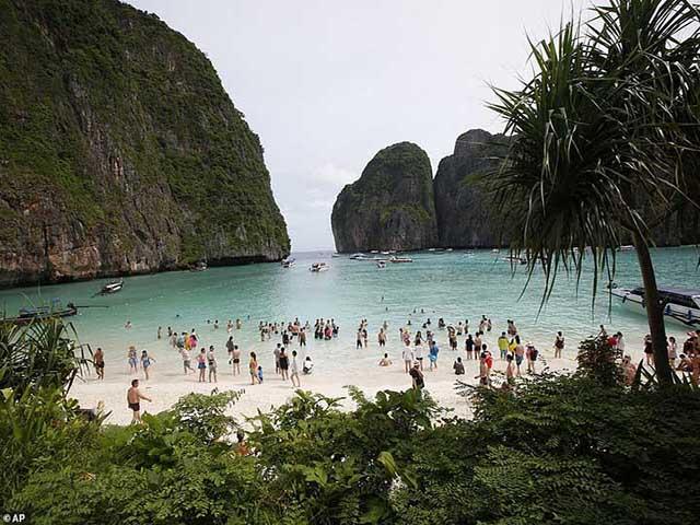 Du khách la ó phản đối đóng cửa bãi biển nổi tiếng nhất Thái Lan
