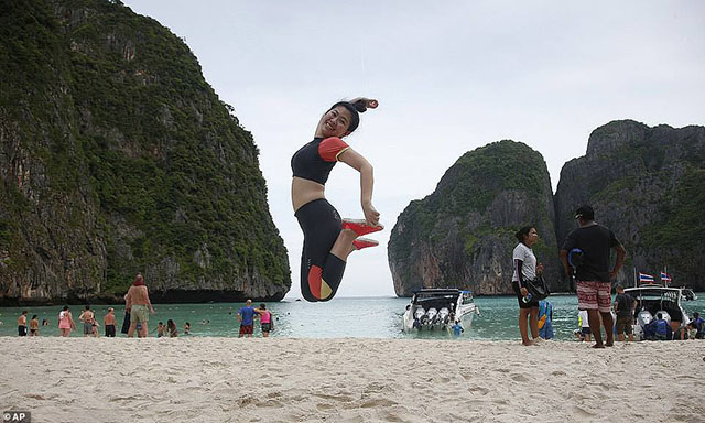 Du khách la ó phản đối đóng cửa bãi biển nổi tiếng nhất Thái Lan - 6