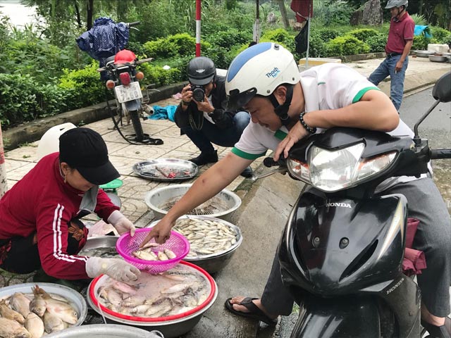 Quảng Ngãi: Tấp nập chợ cá đồng đầu mùa lũ bên cầu Trà Khúc - 9