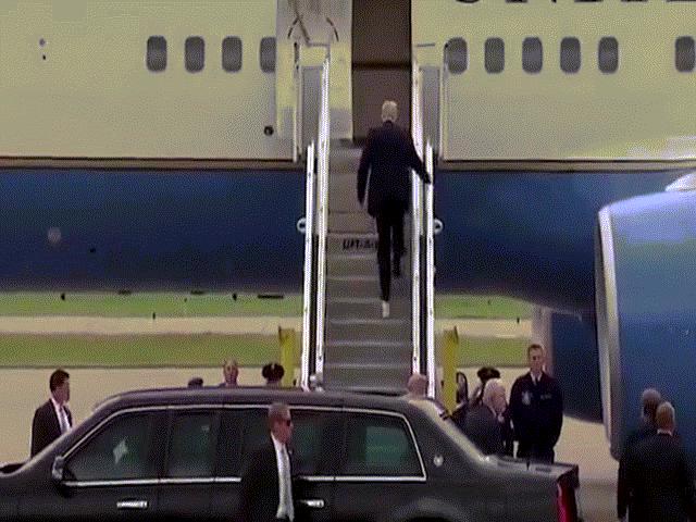 ”Vật thể lạ” bí ẩn bám theo đế giày ông Trump lên máy bay