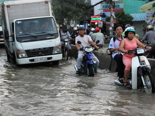 Đường Sài Gòn ngập như sông dù trời không mưa