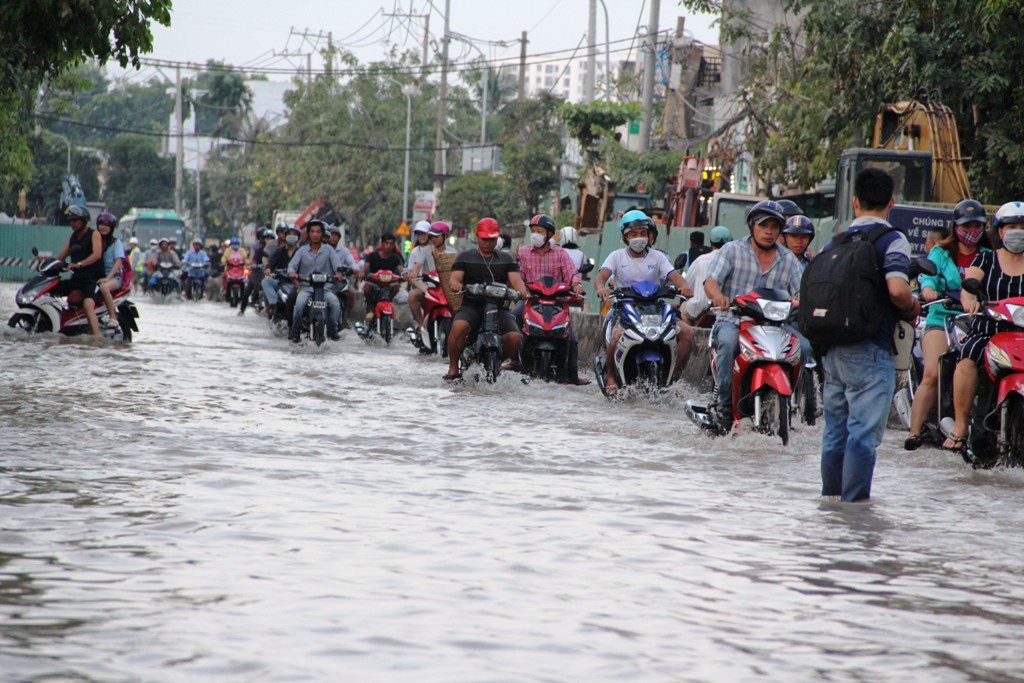 Đường Sài Gòn ngập như sông dù trời không mưa - 1
