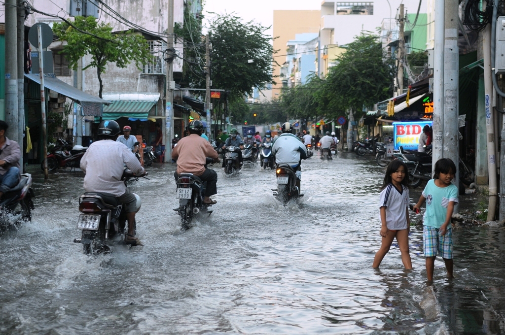 Đường Sài Gòn ngập như sông dù trời không mưa - 4