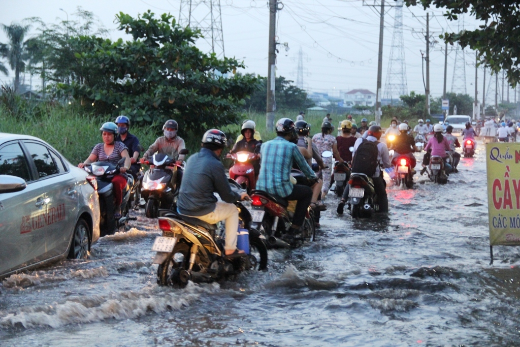 Đường Sài Gòn ngập như sông dù trời không mưa - 5