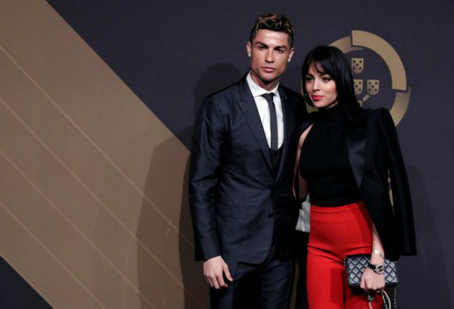 Ronaldo lao đao: &#34;Quan hệ” với mỹ nữ chưa 18, bị ném tiền vào mặt khinh bỉ - 2