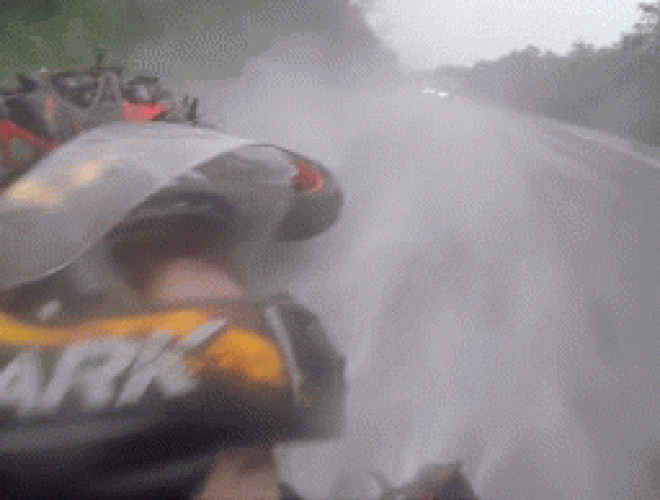 Video: Ôm cua gấp trời mưa, lái xe và bạn gái ngã văng hàng chục mét - 1