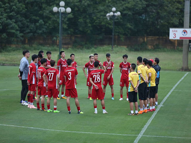 ĐT Việt Nam tập buổi đầu săn vàng AFF Cup: Hừng hực khí thế