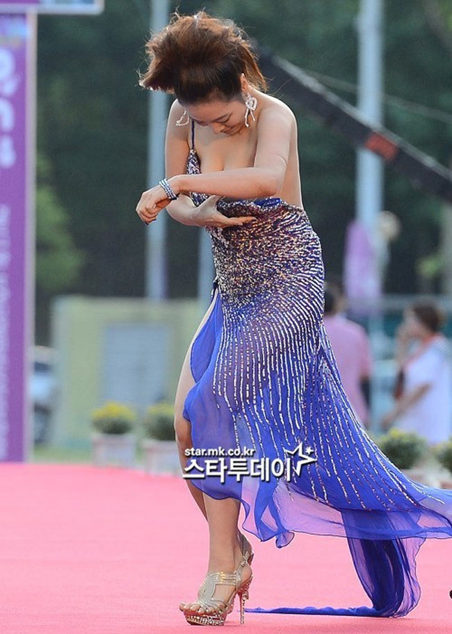 Bộ váy của &#61; Yeo Min Jung trên thảm đỏ Bucheon International Fantastic Film Festival - PiFan 2013 cũng gây nhiều tranh cãi.