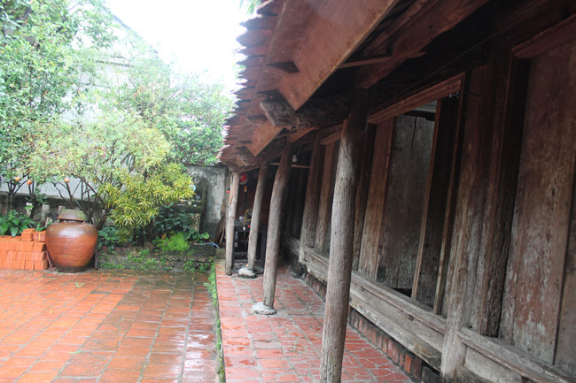 Căn nhà phần lớn được làm bằng gỗ với những hàng cột chống trước hiên đã bị bào mòn theo thời gian, năm tháng.