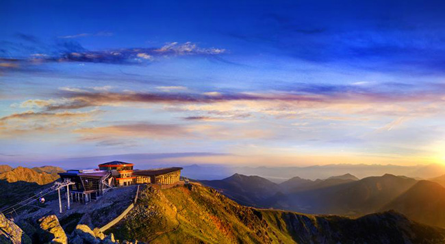 Hotel Rotunda: Được coi là một trong những khách sạn cao nhất ở Trung Âu, Hotel Rotunda nằm trên Núi Chopok ở Slovakia. Hãy tận hưởng không khí miền núi sắc nét và để bản thân được phiêu du trong khung cảnh tuyết phủ hoang vu nơi đây.  