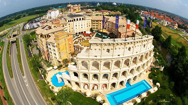Khách sạn Colosseo Europa-Park: Được thiết kế giống như Đấu trường La Mã tráng lệ. Với tông màu đất, lối trang trí lộng lẫy và cấu trúc tinh tế của nơi này rất thích hợp cho những người yêu thích lịch sử và những người sưu tầm nghệ thuật.