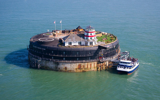 No Man’s Fort ban đầu là một pháo đài thời Victoria được xây dựng từ năm 1867 đến 1880 để bảo vệ Portsmouth khỏi sự tấn công của Napoléon III. Pháo đài sau đó được chuyển đổi thành một khách sạn sang trọng bao gồm 22 phòng.