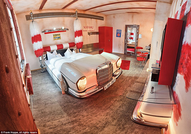 Khách sạn V8: Nằm ở thành phố Stuttgart, Đức, Hotel V8 là thiên đường của mọi người đam mê xe hơi. Các tiện nghi của khách sạn xoay quanh chủ đề ô tô, ngay cả những chiếc giường được thiết kế như mô hình xe hơi cổ điển.  