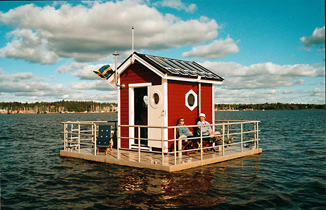 Khách sạn Utter: Được biết đến là một dự án nghệ thuật của Mikael Genberg. Được xây dựng trên hồ Malaren, gần Vasteras ở Thụy Điển, không gian lưu trú này là hình ảnh thu nhỏ của sự đơn giản và thoải mái.