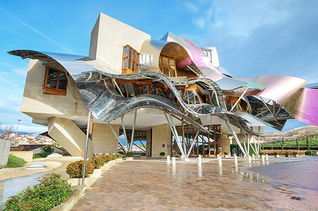 Khách sạn Marquez De Riscal: Dự án duy nhất của kiến ​​trúc sư Frank Gehry, Marques De Riscal nằm ở Elciego, Tây Ban Nha. Thiết kế của khách sạn rất tiên phong với những dải ruy băng titan lớn xuất hiện từ tòa nhà.