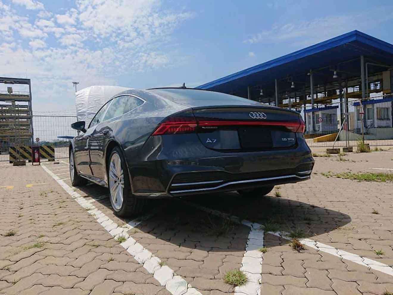 Tiếp bước Q8, Audi A7 Sportback 2019 cập cảng Việt Nam - 2