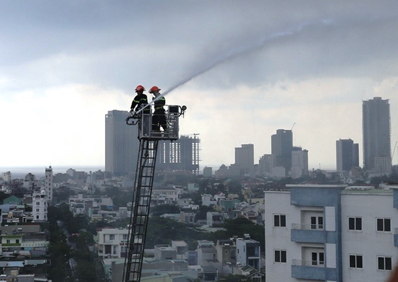 Sau tiếng nổ, khói bốc lên trong căn hộ chung cư - 1