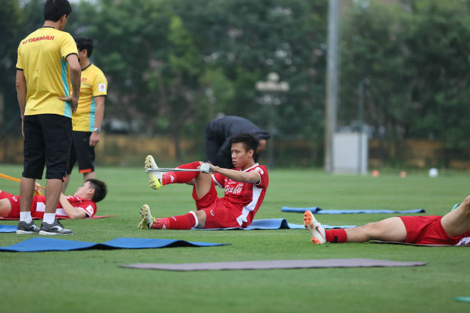 ĐT Việt Nam tập buổi đầu săn vàng AFF Cup: Hừng hực khí thế - 4