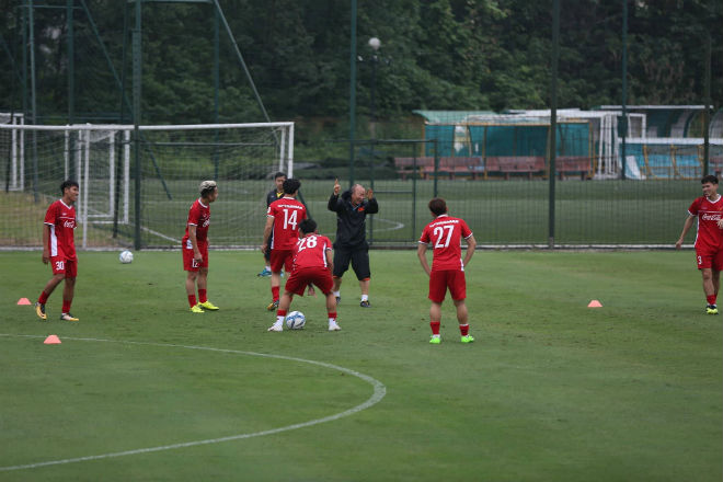 ĐT Việt Nam tập buổi đầu săn vàng AFF Cup: Hừng hực khí thế - 6