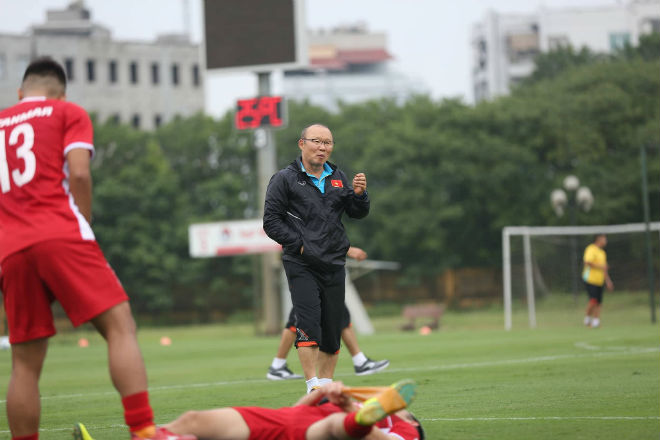 ĐT Việt Nam tập buổi đầu săn vàng AFF Cup: Hừng hực khí thế - 7