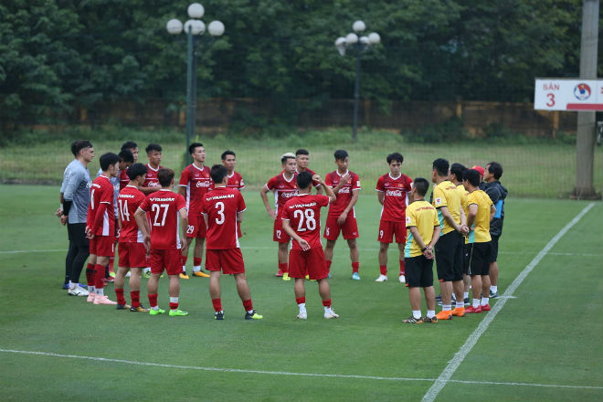 ĐT Việt Nam tập buổi đầu săn vàng AFF Cup: Hừng hực khí thế - 8