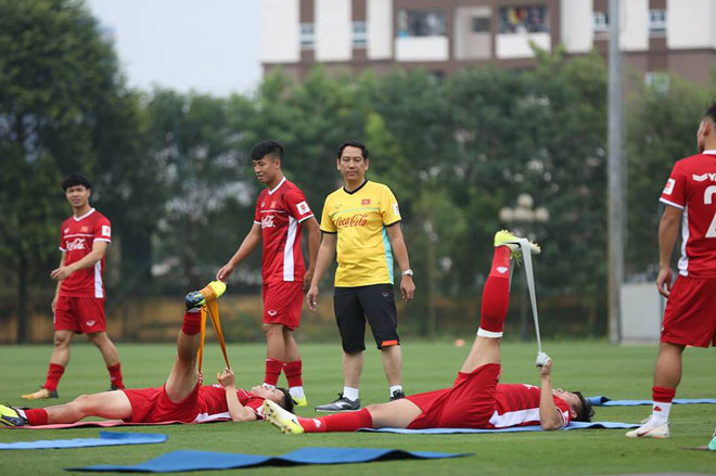 ĐT Việt Nam tập buổi đầu săn vàng AFF Cup: Hừng hực khí thế - 1