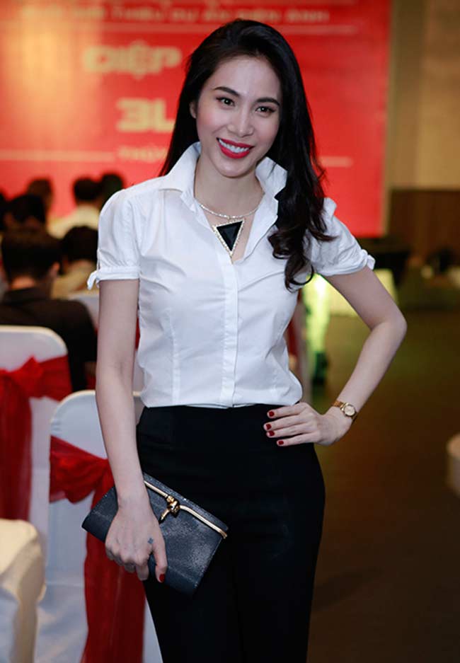 Áo sơ mi nữ trắng đẹp mix với chân váy đen cho nàng công sở - Thời trang -  Việt Giải Trí