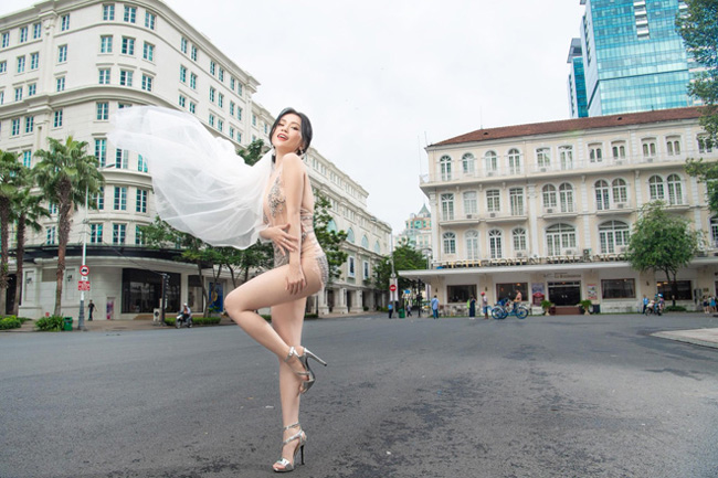 Mới đây nữ ca sĩ, diễn viên Sĩ Thanh gây tranh cãi vì bộ ảnh cưới chụp tại những địa điểm nổi tiếng ở TP. HCM trong trang phục váy cưới xuyên thấu.