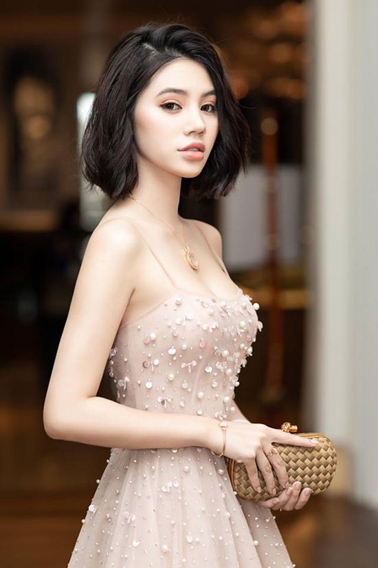 Jolie Nguyễn xinh đẹp như búp bê, biến hóa thời trang đa sắc - 8