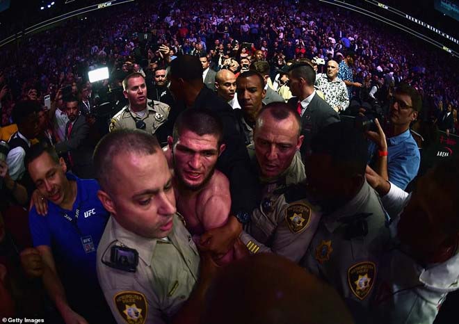 Đả McGregor làm loạn UFC: Khabib cực ngoan khi ngồi cạnh 2 người này - 2