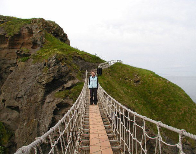 Cầu dây thừng Carrick-A-Rede, Vương quốc Anh: Ban đầu được tạo ra bởi ngư dân, cầu dây thừng Carrick-A-Rede trải rộng 20m và sâu 23m và là cách duy nhất để đến đảo Carrick. Có những quãng thậm chí cầu chỉ có một bên tay vịn. &nbsp;