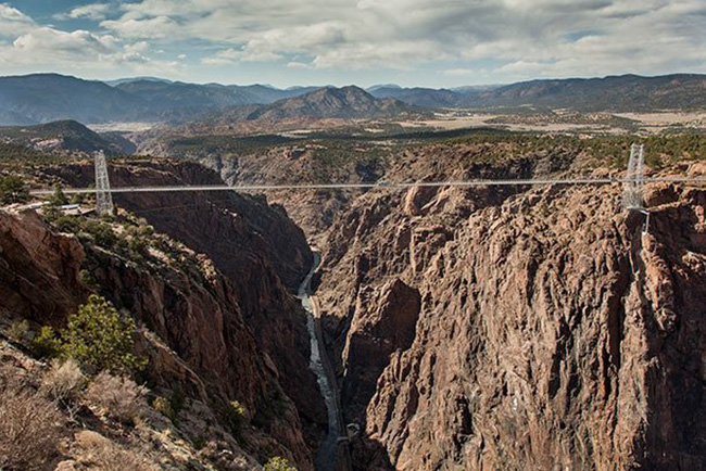 Cầu Royal Gorge, Colorado, Hoa Kỳ: Cây cầu cao nhất ở Hoa Kỳ, Cầu Royal Gorge trải dài trên một hẻm núi sâu 274.3200m và dài khoảng 365.7600m.