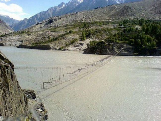 Cầu treo Hussaini, Pakistan: Tại khu vực miền núi phía Bắc Pakistan, cầu Treo Hussaini giúp du khách băng qua Hồ Borit. Tuy nhiên, được bảo trì kém quá dài với một vài dây cáp lỏng lẻo và lòng cầu nhiều đoạn đã bị rơi mất khiến cây cầu trở thành nỗi ám ảnh cho những người buộc phải đi qua cầu.