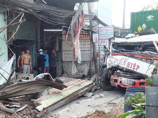 Xe container “đại náo”, tông sập 4 căn nhà ở Sài Gòn lúc rạng sáng