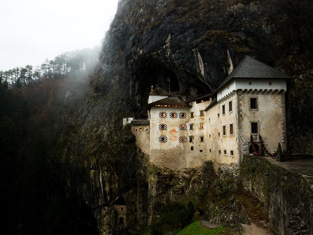Lâu đài 800 năm tuổi nằm giữa lưng chừng vách đá cao hơn trăm mét ở Slovenia