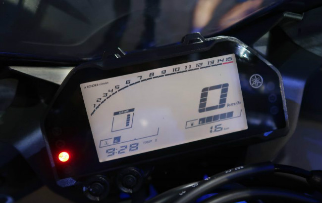 Cụm đồng hồ xe với màn hình LCD hoàn toàn, có đèn báo thời gian.