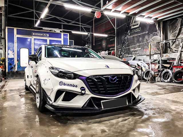 Mazda 3 độ ”thân rộng” Rocket Bunny lạ mắt tại Sài Gòn