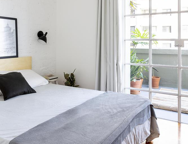 Phòng ngủ với màu trắng hiện đại phối hợp với sàn gỗ sang trọng