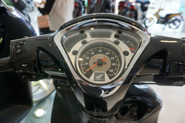 Cụm đồng hồ của SH Mode loại điện tử cao cấp với viền bao quanh bằng crôm sáng bóng. Các chỉ số trên xe nhìn rất rõ, cách bố trí lại hợp lý giúp người điều khiển quan sát dễ dàng.