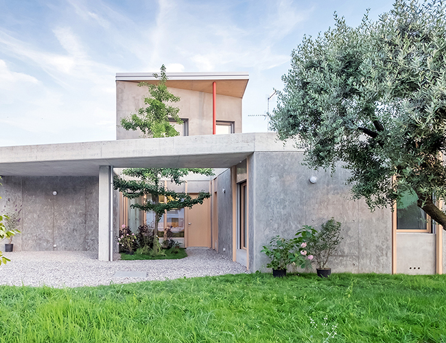 Rộng 150 mét vuông, ngôi nhà rợp cây xanh tại nước Ý xinh đẹp hoàn toàn đốn tim bất kỳ ai ngắm nhìn. Căn nhà được xây dựng sau rất nhiều lần nghiên cứu các ý tưởng, đặc biệt tập trung vào việc thiết kế một không gian phù hợp với bầu không khí của cảnh quan xung quanh