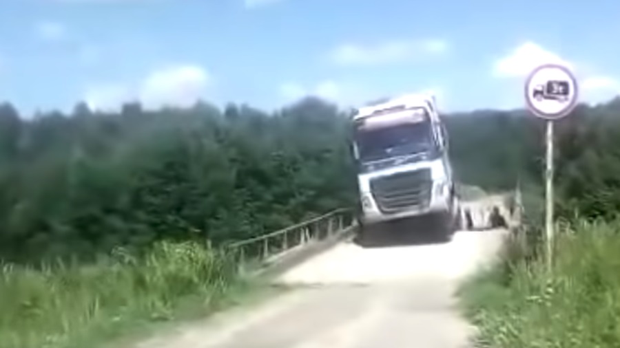 Điều xảy ra khi xe tải nặng cố đi qua cầu gỗ yếu - 1