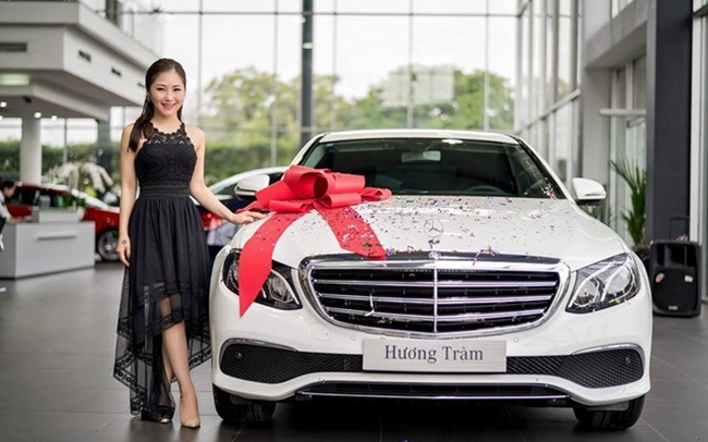 Đầu năm 2017, Hương Tràm lên đời với chiếc xế sang Mercedes giá 2,1 tỷ. Khi đó cô vừa bước sang tuổi 22. Trước đó, năm 18 tuổi, nữ ca sĩ đã mua được xe riêng với giá gần 1 tỷ đồng.