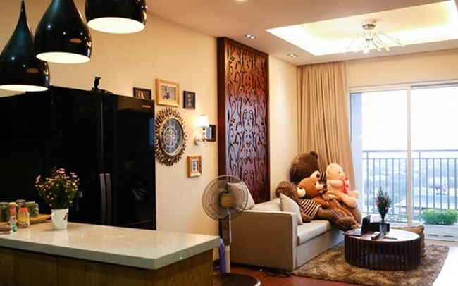 Trước khi tậu căn biệt thự 4 lầu, ngay từ khi mới 20 tuổi, Hương Tràm đã sở hữu căn hộ chung cư cao cấp có giá trị 3 tỷ đồng, rộng 100m2 tọa lạc tại quận 4, Tp. Hồ Chí Minh.