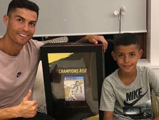 Con trai Ronaldo lại gây bão: Solo ghi bàn hơn bố hút chục triệu view - 1