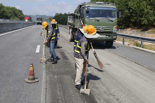 Phát hiện &#34;vệt dầu loang&#34; bất thường trên đường cao tốc Đà Nẵng – Quảng Ngãi - 4